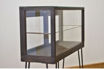 レトロ家具　レトロなデザインのアンティーク鉄脚ガラスケース