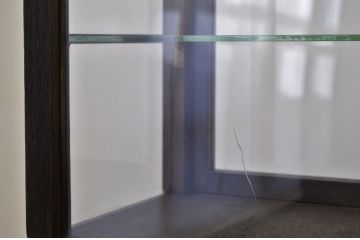 レトロ家具　レトロなデザインのアンティーク鉄脚ガラスケース