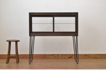 レトロ家具　レトロなデザインのアンティーク鉄脚ガラスケース