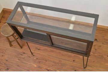 レトロ家具　レトロなデザインのアンティーク鉄脚ガラスケース