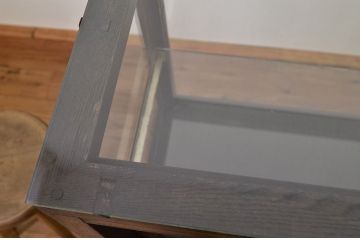 レトロ家具　レトロなデザインのアンティーク鉄脚ガラスケース