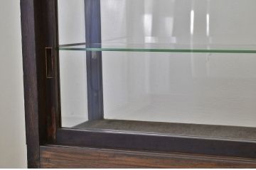 レトロ家具　レトロなデザインのアンティーク鉄脚ガラスケース