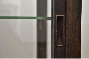 レトロ家具　レトロなデザインのアンティーク鉄脚ガラスケース