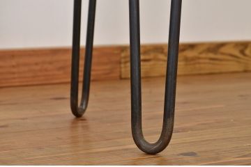 レトロ家具　レトロなデザインのアンティーク鉄脚ガラスケース