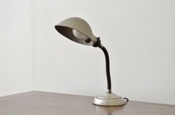レトロなデザインのアンティークデスクスタンド