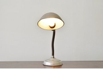 レトロなデザインのアンティークデスクスタンド