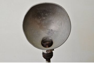 レトロなデザインのアンティークデスクスタンド