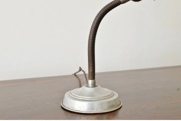 レトロなデザインのアンティークデスクスタンド