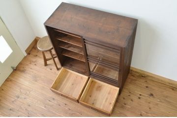 アンティーク家具　古い木のシンプルな引き出し付き収納棚