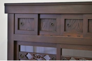 アンティーク家具　古いお家の重厚な四尺水屋箪笥(タンス・アンティーク)