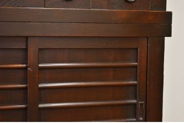 アンティーク家具　古いお家の重厚な四尺水屋箪笥(タンス・アンティーク)