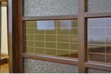 アンティーク家具　古い木のダイヤガラス収納棚(食器棚)