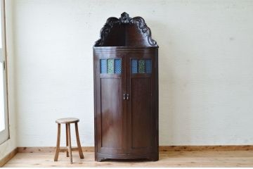 色ガラス入り　コーナーキャビネット