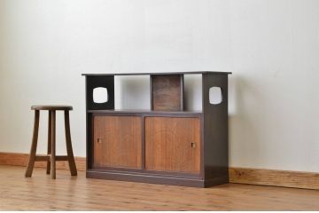 アンティーク家具　古い木の飾り彫り収納棚(茶棚・飾り棚)