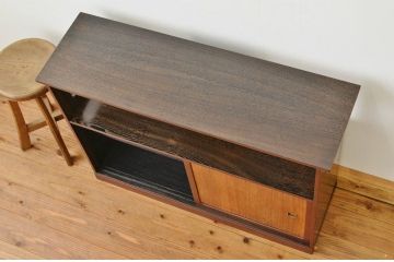 アンティーク家具　古い木の飾り彫り収納棚(茶棚・飾り棚)