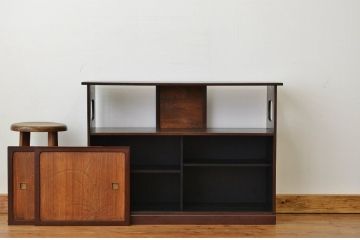 アンティーク家具　古い木の飾り彫り収納棚(茶棚・飾り棚)