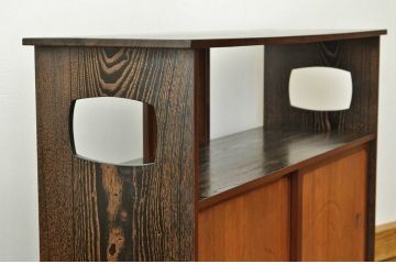 アンティーク家具　古い木の飾り彫り収納棚(茶棚・飾り棚)