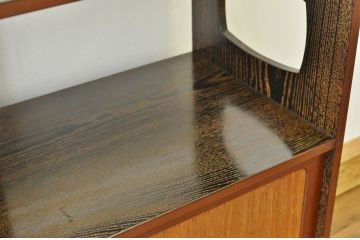 アンティーク家具　古い木の飾り彫り収納棚(茶棚・飾り棚)
