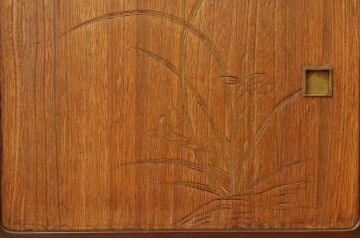 アンティーク家具　古い木の飾り彫り収納棚(茶棚・飾り棚)