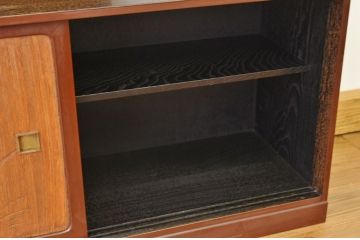 アンティーク家具　古い木の飾り彫り収納棚(茶棚・飾り棚)
