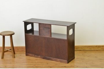 アンティーク家具　古い木の飾り彫り収納棚(茶棚・飾り棚)