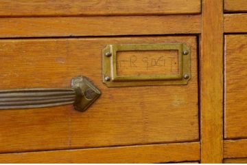 レトロ家具　昭和レトロ古いナラ材の書類棚77杯引き出しアンティーク