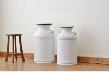 アンティーク 白いペイントのミルク缶・牛乳缶2個セット?昭和レトロ　シャビー