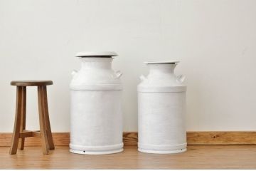 アンティーク 白いペイントのミルク缶・牛乳缶2個セット?昭和レトロ　シャビー