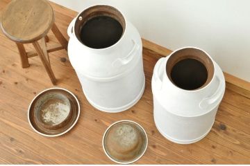 アンティーク 白いペイントのミルク缶・牛乳缶2個セット?昭和レトロ　シャビー