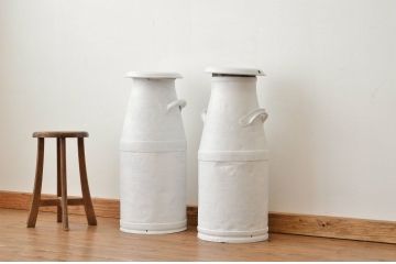 アンティーク 白いペイントのミルク缶・牛乳缶2個セット?昭和レトロ　シャビー