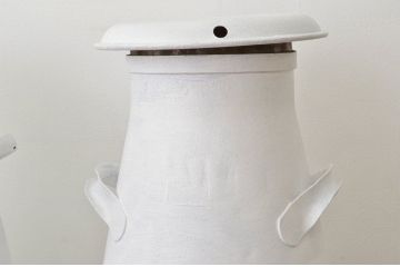 アンティーク 白いペイントのミルク缶・牛乳缶2個セット?昭和レトロ　シャビー