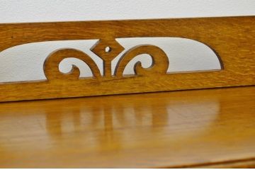 アンティーク家具　アンティーク 素敵なデザインの透かし彫りナラ材本棚(飾り棚)