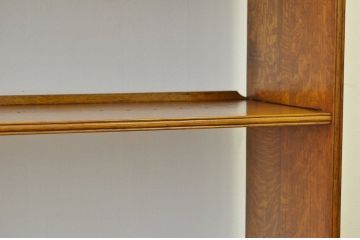 アンティーク家具　アンティーク 素敵なデザインの透かし彫りナラ材本棚(飾り棚)