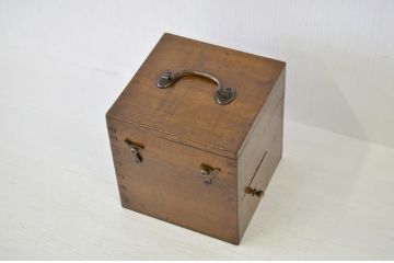 古いナラ材の小振りな収納箱