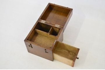 古いナラ材の小振りな収納箱