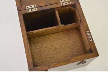 古いナラ材の小振りな収納箱