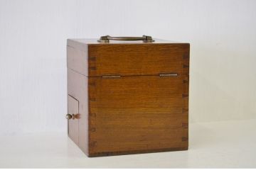 古いナラ材の小振りな収納箱