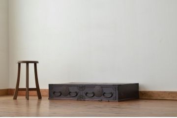 アンティーク家具　古民具　骨董　大振りな金具の時代引き出し(箪笥・ローボード)