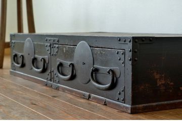 アンティーク家具　古民具　骨董　大振りな金具の時代引き出し(箪笥・ローボード)