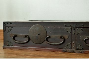 アンティーク家具　古民具　骨董　大振りな金具の時代引き出し(箪笥・ローボード)
