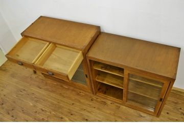 レトロ家具　☆昭和レトロ　ナラ材のモールガラス二段重ね収納棚(食器棚)