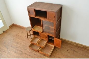アンティーク家具　古民具・骨董　前面欅!端正な作りののアンティーク茶箪笥(水屋箪笥)
