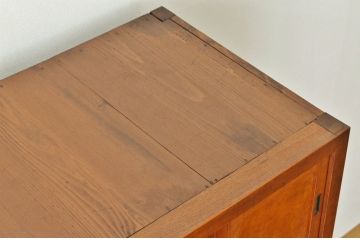 アンティーク家具　古民具・骨董　前面欅!端正な作りののアンティーク茶箪笥(水屋箪笥)