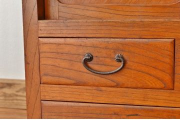 アンティーク家具　古民具・骨董　前面欅!端正な作りののアンティーク茶箪笥(水屋箪笥)