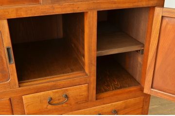 アンティーク家具　古民具・骨董　前面欅!端正な作りののアンティーク茶箪笥(水屋箪笥)