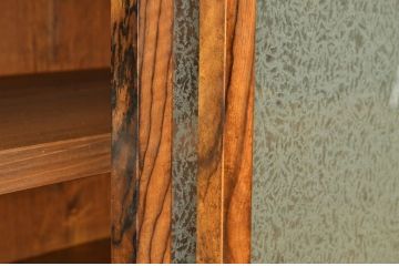 アンティーク家具　貴重な黒柿と前面欅の結霜ガラス収納棚(茶箪笥・アンティーク)