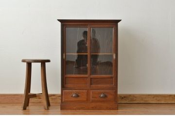 アンティーク家具　アンティーク 古い木の小ぶりな引き出し付収納棚(本箱)