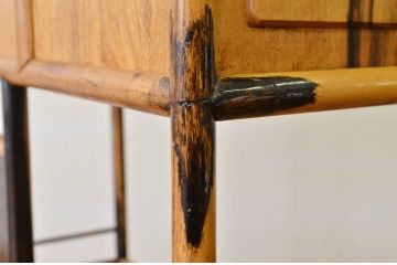 アンティーク家具　現代物　総黒柿無垢材の小振りな飾り棚