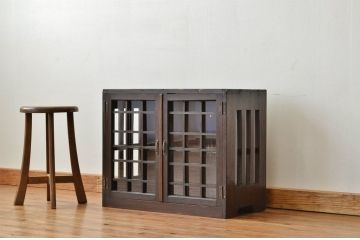 アンティーク家具　アンティーク 素敵な雰囲気の格子扉の収納棚(ガラスケース・ショーケース)