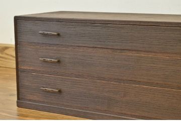 アンティーク家具　アンティーク　珍品!小振りな総桐造りの横長小引き出し